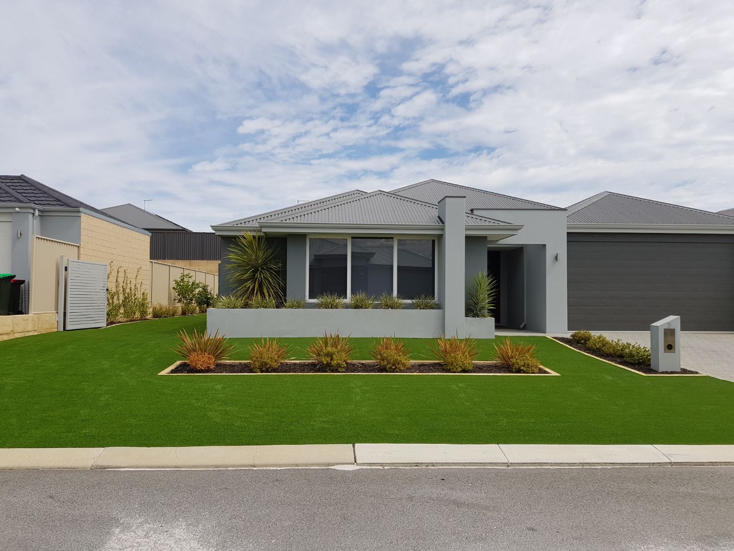 Brushing Artificial Grass – North Coogee   6163 thumbnail